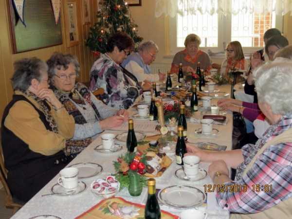 Eine gemütliche Kaffeerunde zum Jahresausklang Am 12. Dezember trafen sich die Mitglieder des Reinsdorfer VdK-Ortsverbandes zur traditionellen Jahresabschluss und Weihnachtsfeier im Sportlerheim.