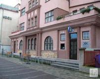 sk Das historische Gebäude mit Terrasse befindet sich im Stadtpark von Piešťany - darin finden eine Vielzahl an kultureller und gesellschaftlicher Veranstaltungen wie z.b. Konzerte, Tanzabende, Ausstellungen, Theateraufführungen etc.