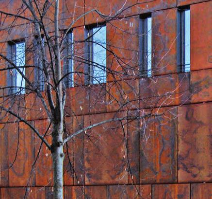 Mensa Adolf Weber- und Rupprecht-Gymnasium, München Die zwischen Ocker, Ro(s)t und Anthrazit changierende Oberfläche des wetterfesten Stahls zeichnet ein lebhaftes Fassadenbild.