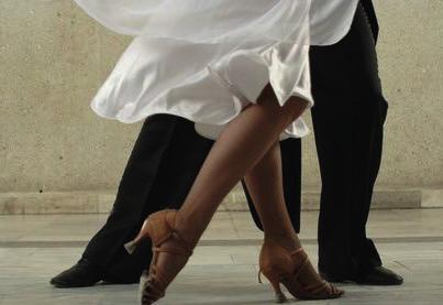 54. DISCOFOX FÜR FORTGESCHRITTENE Dieser Kurs ist für alle Paare und Wiedereinsteiger, die den Grundschritt noch beherrschen und gerne die eine oder andere Tanzfigur dazu lernen möchten.