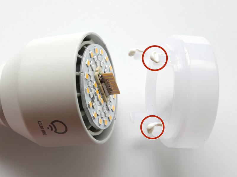 Schritt 2 Entfernen LED PCB den Diffusor Entfernen macht die LED-Platine. Der Rand des WiFi-Board kann auch mit der Antenne vorsteht gesehen werden.