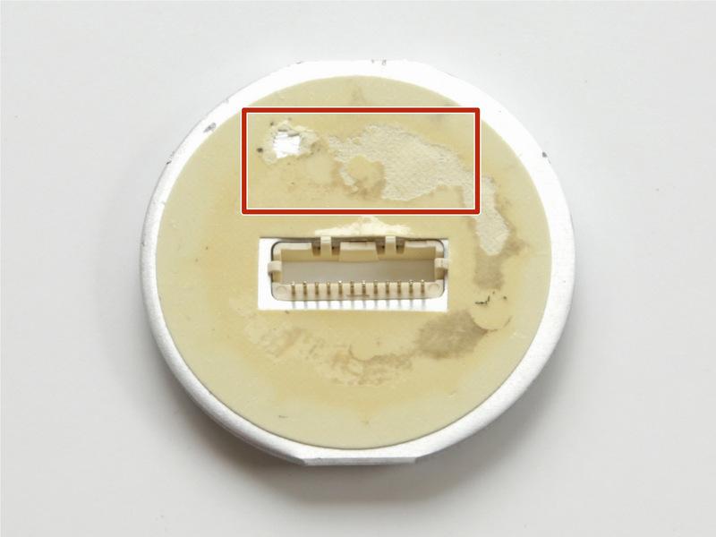 Schritt 3 Untersuchen Sie Thermal Pad Wenn Sie die Unter Seite der Leiterplatte mit dem Fall der Zwiebel vergleichen, sehen Sie, wenn das Thermal-Pad ordnungsgemäß eingehalten wurde.