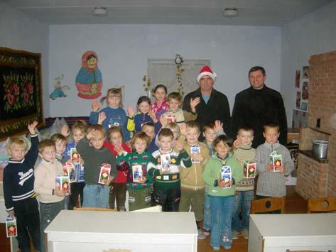 PRO UMANITAS Weihnachtsaktion 2007 Dank Fa. Unterelbe-Frucht Handels GmbH & Co und Frau Jahncke, haben 112 Kinder von den Tagesheimen Winterschuhe bekommen.
