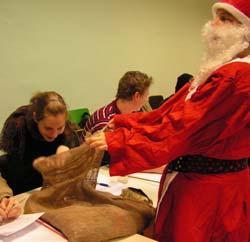voll gefüllten Sack gehörte auch 2005 zur Weihnachtsfeier, die die Studierenden jährlich organisieren.