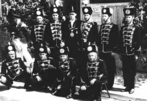 So wurden dann 1961 die Schwarzen Husaren gegründet, die 1962 zum ersten Mal in ihren Uniformen aufzogen.