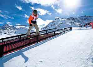 Das Skigebiet lockt mit top präparierten Pisten, einem der grössten Snowparks im Alpenraum, der Snow Night, Freeride-Abfahrten oder der legendären Hahnenseeabfahrt.