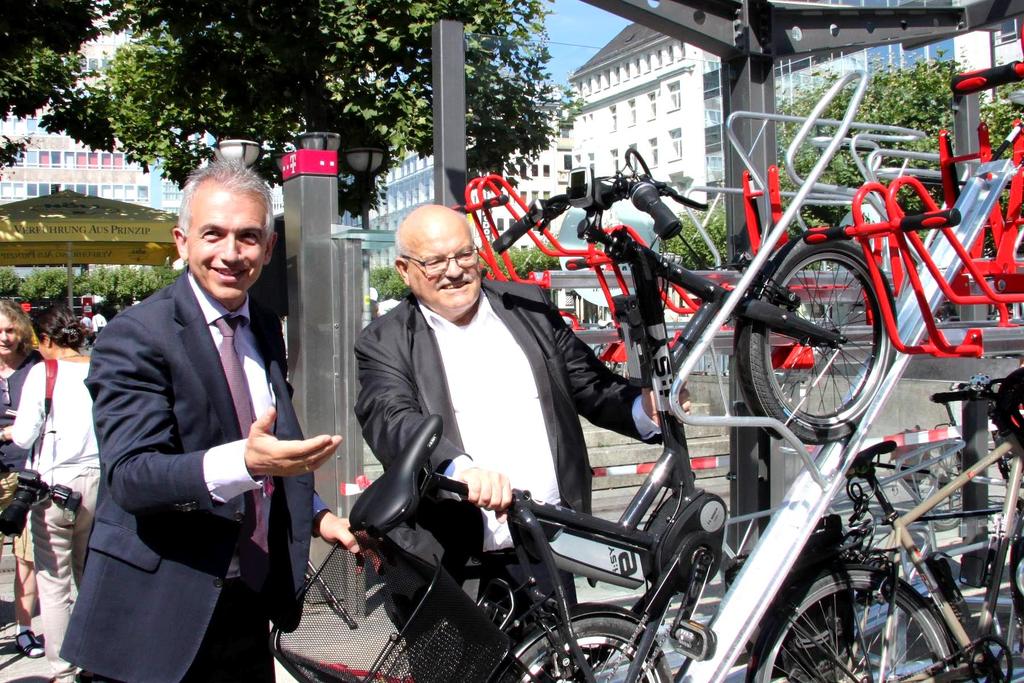 Trend: Doppelstockparken Beispiel Frankfurt: Radfahrbüro Stadt Frankfurt Kombination von