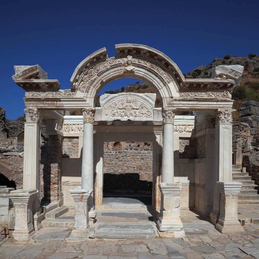 Hadrianstempel nach der Restaurierung Restaurierungsprojekt 2012 2014 Der Hadrianstempel ist eines der bekanntesten Monumente der antiken Metropole von Ephesos.
