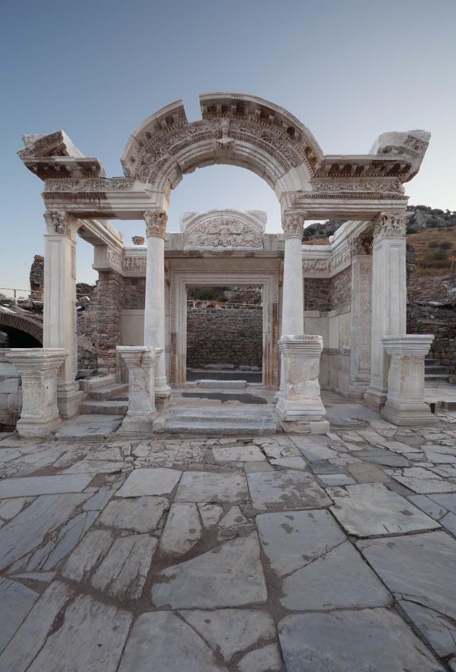 Heute zählt der Hadrianstempel neben der Celsusbibliothek und den Hanghäusern zu den beliebtesten Fotomotiven der antiken Metropole.