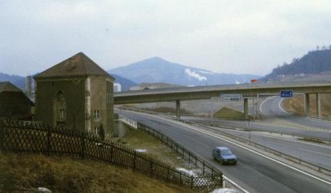Christian Brugger 137. Bruck an der Mur, Steiermark, Heiligen-Geist-Kapelle von Süden 1986, noch als Wohnhaus genutzt zu beleben, scheiterten immer wieder.