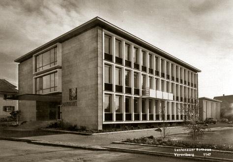 Barbara Keiler 170. Lustenau, Vorarlberg, Rathaus kurz nach Eröffnung 1958 Verbindungsbau besticht durch die vollständig verglasten Seitenfassaden mit unregelmäßiger Gliederung.