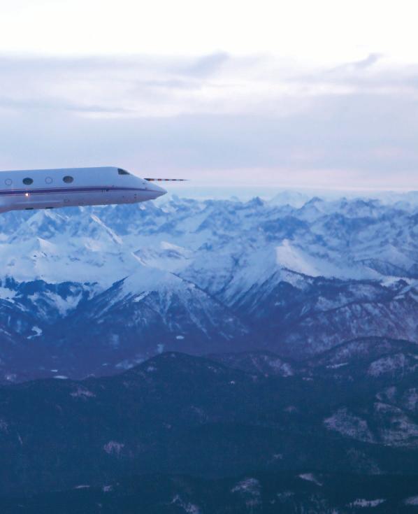 Atemberaubend: Das neue Forschungsflugzeug HALO posiert über den Alpen für das Kamerateam.