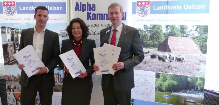 Aus den Landkreisen Landkreis Uelzen: AlphaKommunal Kommunale Strategien für Grundbildung Der Landkreis Uelzen ist seit dem 15.