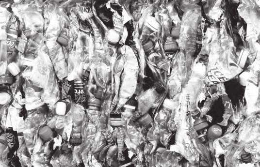 Viele Kunststoffprodukte landen nach einmaligem Gebrauch auf dem Müll. Immer größere Mengen an Plastikmüll belasten die Ozeane und die Küsten weltweit.