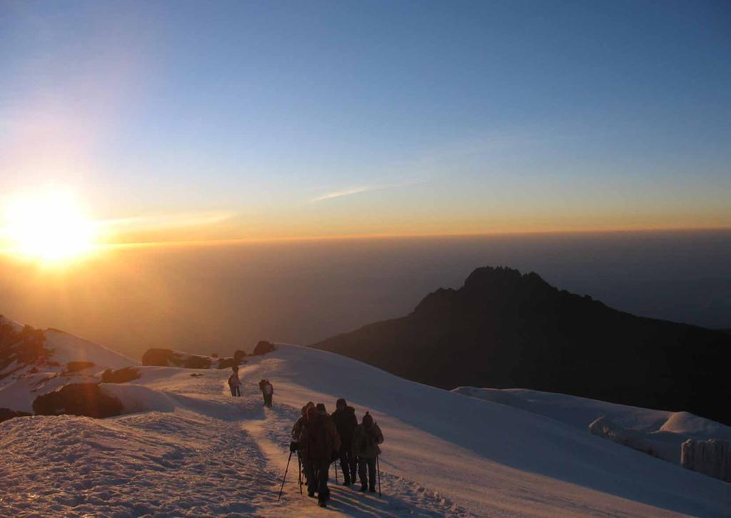 reiseverlauf reiseverlauf horombo hut Uhuru Peak Abstieg Tag 10 13.08.2019 3. Etappe: Besteigung Kilimandscharo Horombo Hut (3.725 Meter) - Mawenzi Sattel (4.200 Meter) - Horombo Hut (3.