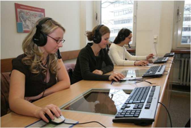 Selbstlernen und Sprachlernberatung SprachLehrnstitut Das Sprachlabor (KG Raum 1030) bietet zum selbständigen Lernen: PC-Arbeitsplätze mit Kopfhörern und Mikrofonen Lernmaterialien für 50 Sprachen