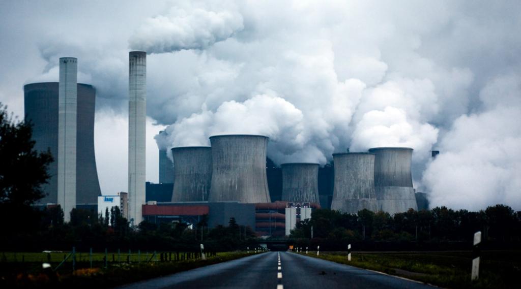 Das ist eines der vielen Kohlekraftwerke in Deutschland. Auch Italien, Österreich und andere europäische Staaten produzieren viel Strom mit fossilen Kraftwerken.