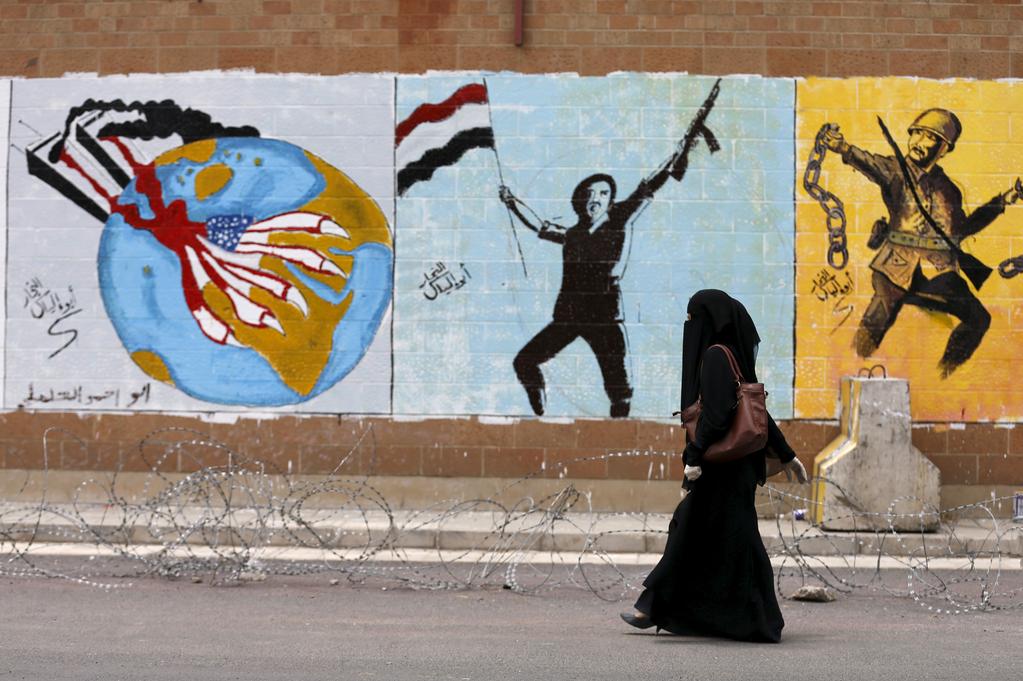 Foto: Khaled Abdullah/reuters Pro Huthi Graffitis an der Saudi-Arabischen Botschaft in Sanaa, Jemen.