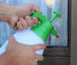 Verkleben der Folie Benetzungslösung Als Benetzungslösung dient Wasser und tensidfreie Seife (zum Beispiel ein mildes Babyshampoo).