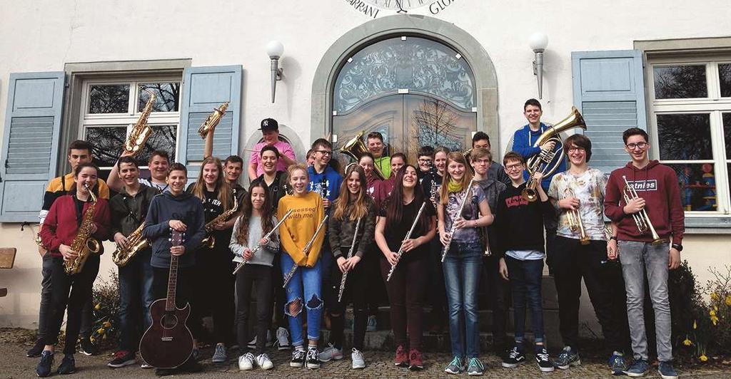 In diesem Schuljahr haben wir 27 SängerInnen der fünften Klassen unter der Leitung von Sadasri Stellmacher und 24 Jugendliche der sechsten Klassen unter der Leitung von Werner Schnierer.
