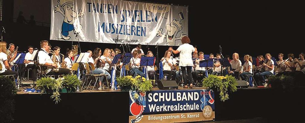 Der große Chor unter der Leitung von Werner Schnierer besteht aus 35 SängerInnen. Gemeinsam mit Eva Spitzmüller musizieren 33 SchülerInnen in der Schulband.