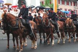 Bereits am späteren Nachmittag, Mittwoch, den 2. Juni 2010, werden die zwei Kanonen bereitgestellt, die Munition für die Ehrensalven verladen, die Pferde geschirrt und angespannt.