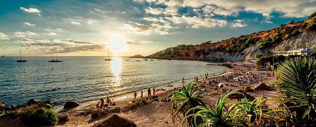 Ibiza: Wo sogar die Natur eine Party feiert Sonnenuntergang am Strand von Ibiza Alex Tihonov_fotolia.com Ibiza?