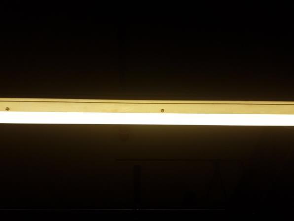 das Licht der Zukunft Wieso sollen die die Zukunft des Lichtes sein? LED-Röhre Fluoreszenzröhre Weil die viele entscheidende Vorteile haben: Die Lebensdauer ist viel länger als die der Halogenlampe.