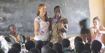 . Jonglierwunder in Ghana wir beide zeigen konnten, was ich heimlich mit ihr eingeübt hatte: Wir haben uns vor den Augen der ganzen Schule nebeneinander aufgestellt und insgesamt mit zwei Händen