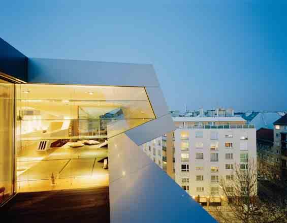 Fliessendes Raumkontinuum und spannende Ausblicke für das exklusive Wohnen auf dem Dach eines Bürogebäudes. der achsversetzt auf dem Treppenhaus-Risalit sitzt.