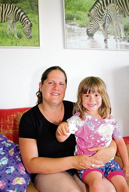 9. Juli 2015 wiler nachrichten uzwil flawil 35 Zebramami und Geschwister gesucht FLAWIL Seit Wochen sind Iris Stadler und ihre dreijährige Tochter Isabel auf der Suche nach ihrem Plüschzebra Wo sie