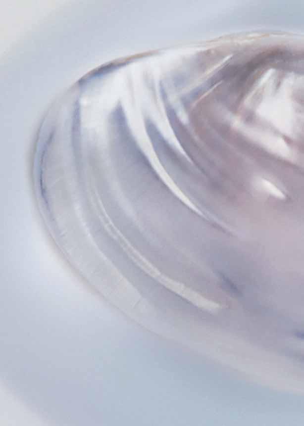 PEARL EFFECT DIE MAGIE DES PERLGLANZES Perlen lieben Licht. Je mehr Licht auf sie trifft, umso intensiver schimmern ihre Oberflächen, umso deutlicher ist ihr Lichtbrechungs- und Reflexionsverhalten.