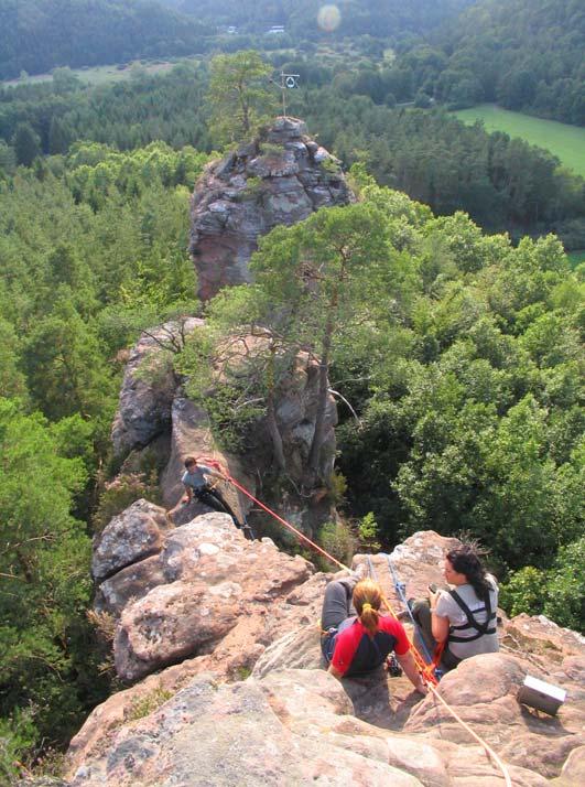 Der Aufstieg auf die erste Felsstufe erfolgt über eine 10 m lange Strickleiter.