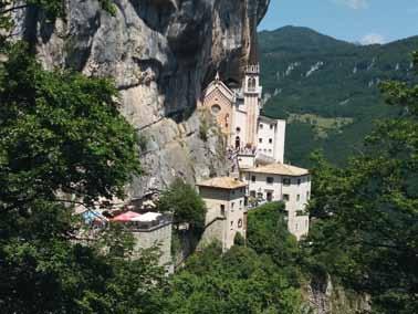 Bei der Heimfahrt besuchten wir noch den Wallfahrtsort Santa Madonna della Corona am Monte Baldo.