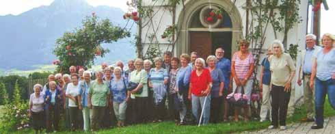St. Nikolaus Pfraundorf Sommerfahrt der Senioren Auf der Einladung zur Sommerfahrt der Senioren war als Ziel angegeben: In die Vergangenheit von Pfarrer Hartl.