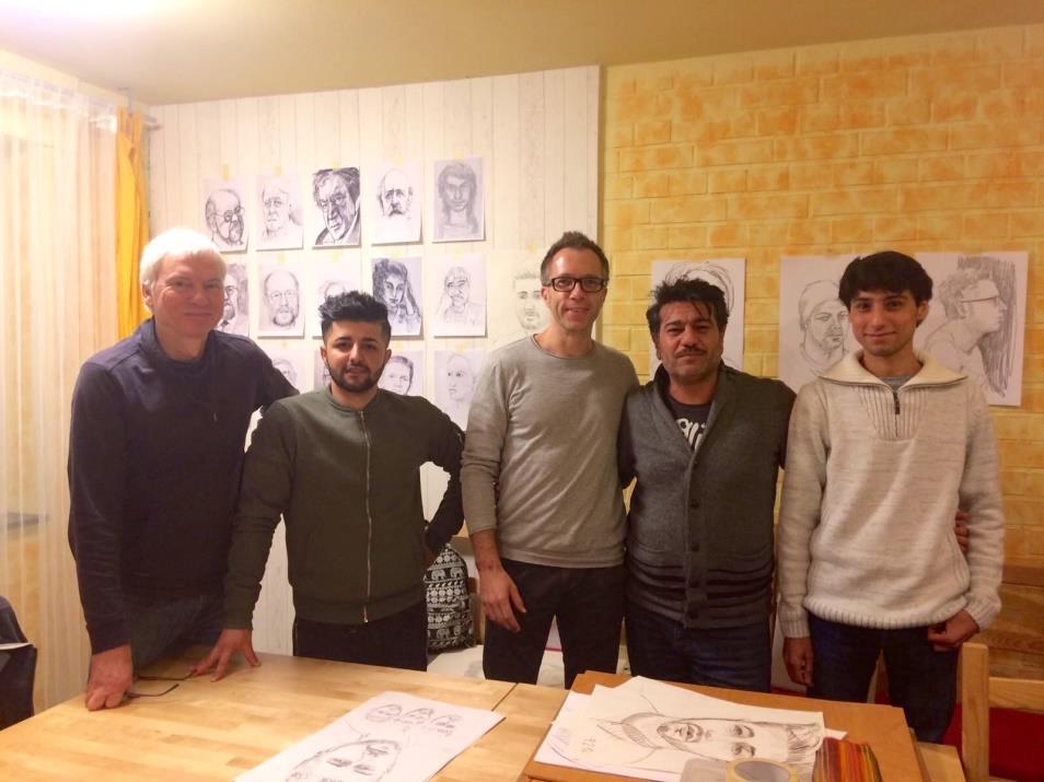 Von links: Peter, Daryas (Modell), Frank, Maher, Hassan) An der Holzwand sind einige Portraits aus dem Internet als Beispiele aufgehängt.