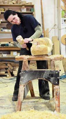 Werkstattleiter Oliver Recknagel und sein Team sind sprichwörtlich aus hartem Holz geschnitzt. Das tägliche Führen der Kettensäge erfordert viel Kraft und Konzentration.
