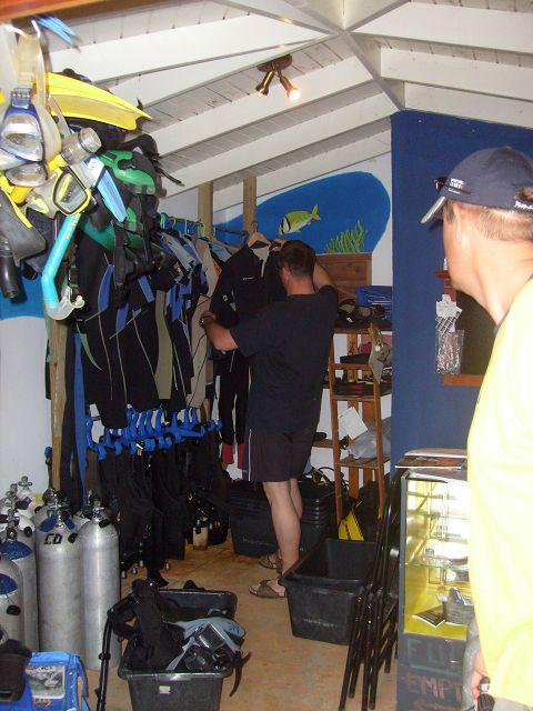Nach einer ersten Auswahl besuchten wir dann mehrere Tauchbasen auf Ihren Internetseiten und wählten letztendlich Sun Reef Diving von Harald Weinlich aus (curacao-divers.com).