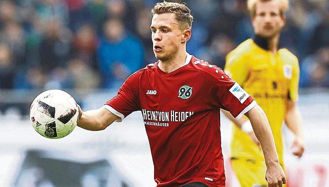 Gleich in seinem ersten Jahr nach dem Wechsel zu Hannover 96 schaffte der 23-Jährige mit den Roten den direkten Wiederaufstieg in die Fußball-Bundesliga.