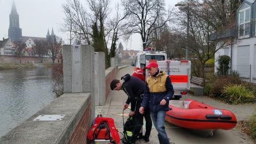 Wasserrettungseinsatz am 4.Dezember Um 10:10 Uhr wurden die Schnelleinsatzgruppen Neu-Ulm und Senden an die Donau Stadtgebiet Ulm Neu-Ulm alarmiert, um eine Person aus der Donau zu retten.