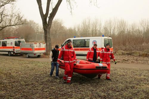 Deshalb wurde die Donau mit mehreren Booten und Wasserrettern abgesucht, parallel verlief eine Suche an Land durch den Rettungsdienst und andere Hilfsorganisationen.