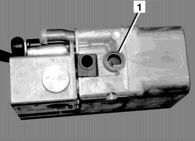 Thermo Top T Mitsubishi Lancer/Colt Heizgerät vormontieren Von dem im Lieferumfang enthaltenem Wasserschlauch zwei Schlauchstücke wie in Bild 0 dargestellt abtrennen x 970 mm mit 80 -Bogen (0/) x 000