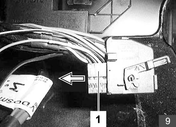 Stecker ziehen - Leitung gn auf Steckplatz 3 einpinnen - Stecker zusammenbauen und wieder aufstecken 210 Gebläseansteuerung - Stecker (1)
