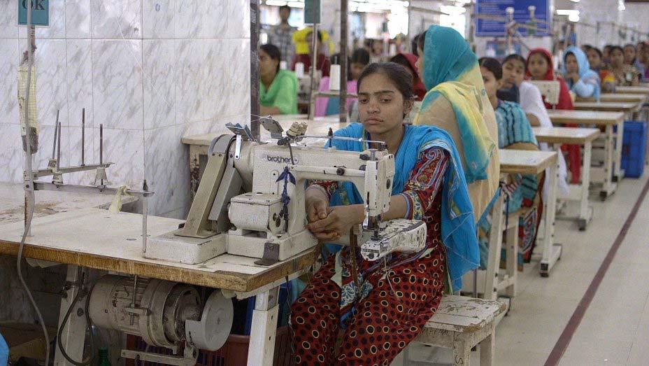 The True Cost - Der Preis der Mode Dokumentarfilm über die Schattenseiten der modernen Textilindustrie Während westliche Konsumenten wie selbstverständlich auf der Jagd nach dem nächsten