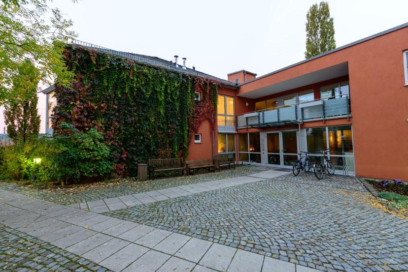 Wohn-Hof Gohlis Für Menschen mit geistiger Behinderung und Mehrfach-Behinderung. Plätze: Es gibt 36 Plätze in 4 Wohn-Bereichen.