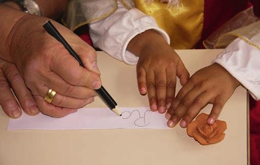 Die Lehrkraft malt in ihrer schönsten Schrift Buchstaben für Buchstaben, so dass jeder Buchstabe vom Kind gut wahrgenommen bzw.