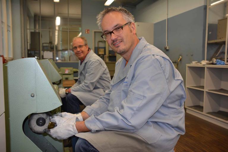 2 Galvanotechnik in ihrem neuen Aufgabengebiet Kenntnisse in Galvanotechnik wichtige Grundlagen. Die Firma Hans Heimerdinger beschichtet Metallteile mit Edelmetallund Funktionsschichten.