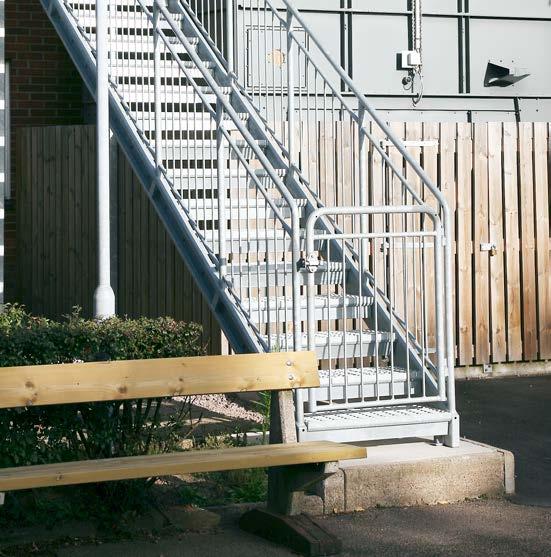 Zugangssperren Schutzkäfig Treppenaufgänge können bereits werkseitig mit einer Zugangssperre versehen werden.
