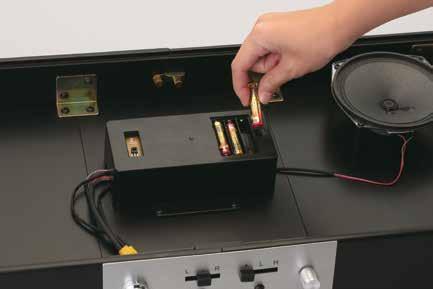 68) Sie setzen drei AAA-Batterien ins Batteriefach ein, in der im Fach angezeigten