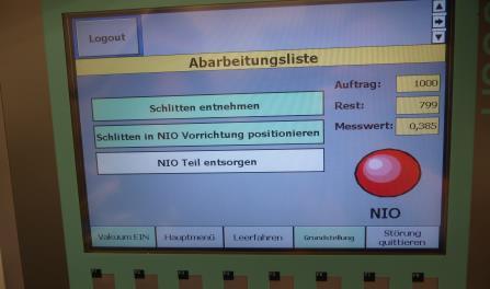 The measurement value is visible on the right screen side. Der rote Punkt und das Symbol NIO zeigen einen Fehler.